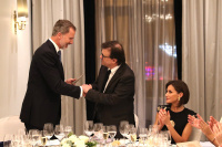 Su Majestad el Rey hace entrega del Premio de Periodismo "Francisco Cerecedo", en su XXXVI edición, a Javier Cercas