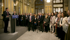 Jorge Yzaguirre durante sus palabras. Entre el público, Miguel Arias Cañete, Elena Salgado, María Dolores de Cospedal y José Blanco, entre otros.
