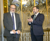 Miguel Ángel Noceda recibe el aplauso del Ministro de Fomento, José Luis Ábalos