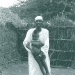 Un padre atiende a su hijo. Biafra.