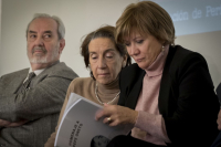 En primer plano, Nativel Preciado observa el dossier de prensa en homenaje a Pepe Oneto. Detrás, Pablo Sebastián y Victoria Prego
