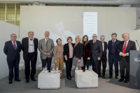 Foto de grupo con los participantes en el homenaje y familiares de Pepe Oneto