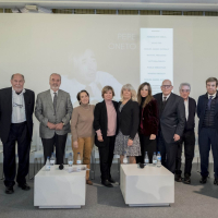 Foto de grupo con los participantes en el homenaje y familiares de Pepe Oneto