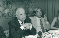 Pepe Oneto junto a Javier Arzallus, Presidente del PNV, en un almuerzo en la sede de la APE (1986)