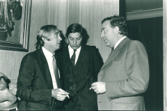 Pepe Oneto junto a José Recio y Pedro Altares en la entrega del primer Premio de Periodismo Francisco Cerecedo, otorgado a Rafael Sánchez Ferlosio (1983)