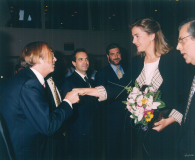 Entrega del Premio Salvador de Madariaga en su III edición (1997). José Oneto saluda a la Infanta Cristina de Borbón
