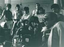 Pepe Oneto tomado durante la celebración del curso "Los medios de comunicación y la política internacional" (Santander, 1983) hablando con un grupo de estudiantes de periodismo