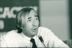 Pepe Oneto durante su intervención en el Seminario "Los jóvenes y los medios de comunicación" (Madrid, 1985)