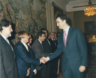 Pepe Oneto estrecha la mano de SAR el Príncipe Felipe durante la segunda audicencia de los Príncipes de Asturias al Consejo Director de la APE (2007)