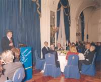 Walter Haubrich pronunciando un discurso tras recibir el Cerecedo