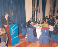 Walter Haubrich pronunciando un discurso tras recibir el Cerecedo