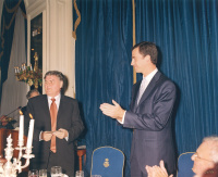 El Príncipe Felipe aplaude al ganador del Premio Cerecedo, Walter Haubrich