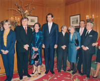 El Príncipe Felipe posa con Walter Haubrich y los miembros del jurado