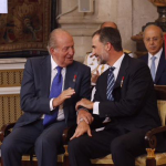 S.M. el Rey Don Juan Carlos y S.M. el Rey charlan durante la ceremonia