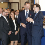 Mariano Rajoy y S.M. el Rey charlan durante su visita a la exposición