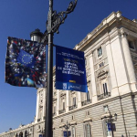 Cartel que anuncia la exposición en la entrada del Palacio Real