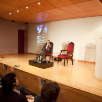 Adam Michnik durante su conferencia