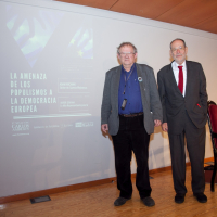 Adam Michnik y Javier Solana posan junto al cartel del evento