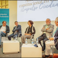 Debate entre los participantes en la presentación