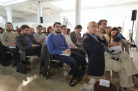 Yavuz Baydar entre el público del acto