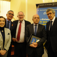 Los ponentes de la segunda sesión posan antes de comenzar el debate