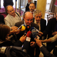Luis de Guindos atiende a los medios a su llegada al evento