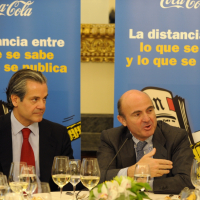 Marcos de Quinto y Luis de Guindos en la clausura de la Jornada