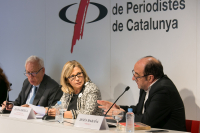 Jesús Maraña formula una pregunta a los ponentes