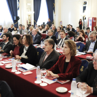 Plano general con público y prensa que asiste a la Jornada