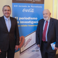 Jorge Garduño y Diego Carcedo posan junto al cartel de la Jornada