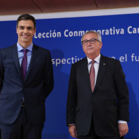 Pedro Sánchez y Jean Claude Juncker posan momentos antes de comenzar la lectura de la Lección