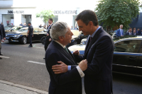 Miguel Ángel Aguilar saluda al Presidente del Gobierno, Pedro Sánchez