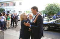 La alcaldesa de Madrid, Manuela Carmena, saludaal Presidente del Gobierno, Pedro Sánchez