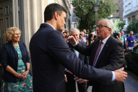 El Presidente del Gobierno, Pedro Sánchez, saluda a Jean Claude Juncker, Presidente de la Comisión Europea, a su llegada a la Fundación