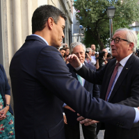 El Presidente del Gobierno, Pedro Sánchez, saluda a Jean Claude Juncker, Presidente de la Comisión Europea, a su llegada a la Fundación