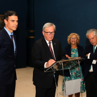 Jean Claude Juncker firma el libro de visitas de la Fundación Carlos de Amberes