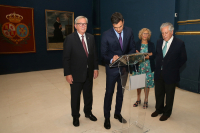 Pedro Sánchez firma el libro de visitas de la Fundación Carlos de Amberes