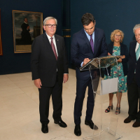 Pedro Sánchez firma el libro de visitas de la Fundación Carlos de Amberes