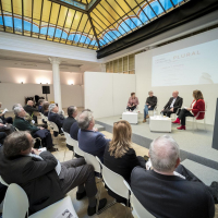 Sentados, de izq. a dcha.: Carmen del Riego, David Trueba, Joan Manuel Tresserras y Montserrat Domínguez