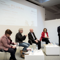 Miguel Ángel Aguilar presenta la jornada. Sentados, de izq. a dcha.: Carmen del Riego, David Trueba, Joan Manuel Tresserras y Montserrat Domínguez