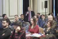 Juan Cuesta formula una pregunta a los ponentes