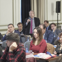 Juan Cuesta formula una pregunta a los ponentes