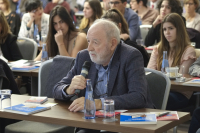 Diego Carcedo formula una pregunta a los ponentes