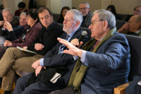Rafael Jorba, entre el público, formula una pregunta a los ponentes