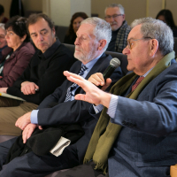 Rafael Jorba, entre el público, formula una pregunta a los ponentes