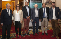 Posando antes de comenzar el encuentro, de izq. a dcha., Miguel Ángel Aguilar, Montserrat Domínguez, Carlos E. Cue, Diego Carcedo, Francesc de Carreras y Rafa Latorre