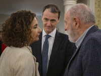 La Ministra de Hacienda, María Jesús Montero, conversa con Juan Ignacio de Elizalde y Diego Carcedo