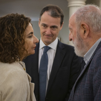 La Ministra de Hacienda, María Jesús Montero, conversa con Juan Ignacio de Elizalde y Diego Carcedo