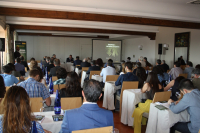 Plano general de la sala durante la conferencia del Secretario de Estado