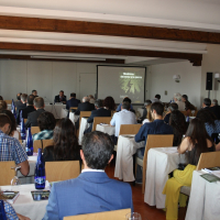 Plano general de la sala durante la conferencia del Secretario de Estado